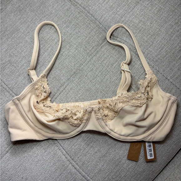 SKIMS Cream Underwire Bra with Lace Trim - Picture 1 of 5